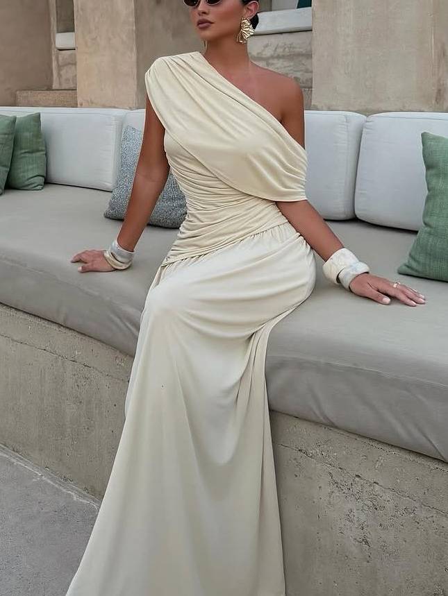 Robe longue plissée à épaules dénudées et coupe ajustée