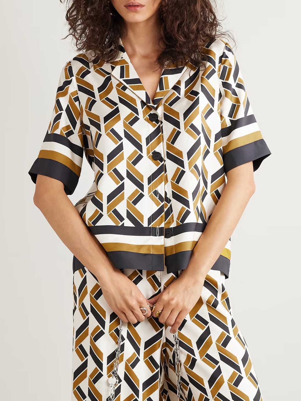 Chemise à manches courtes en satin à imprimé géométrique exquis
