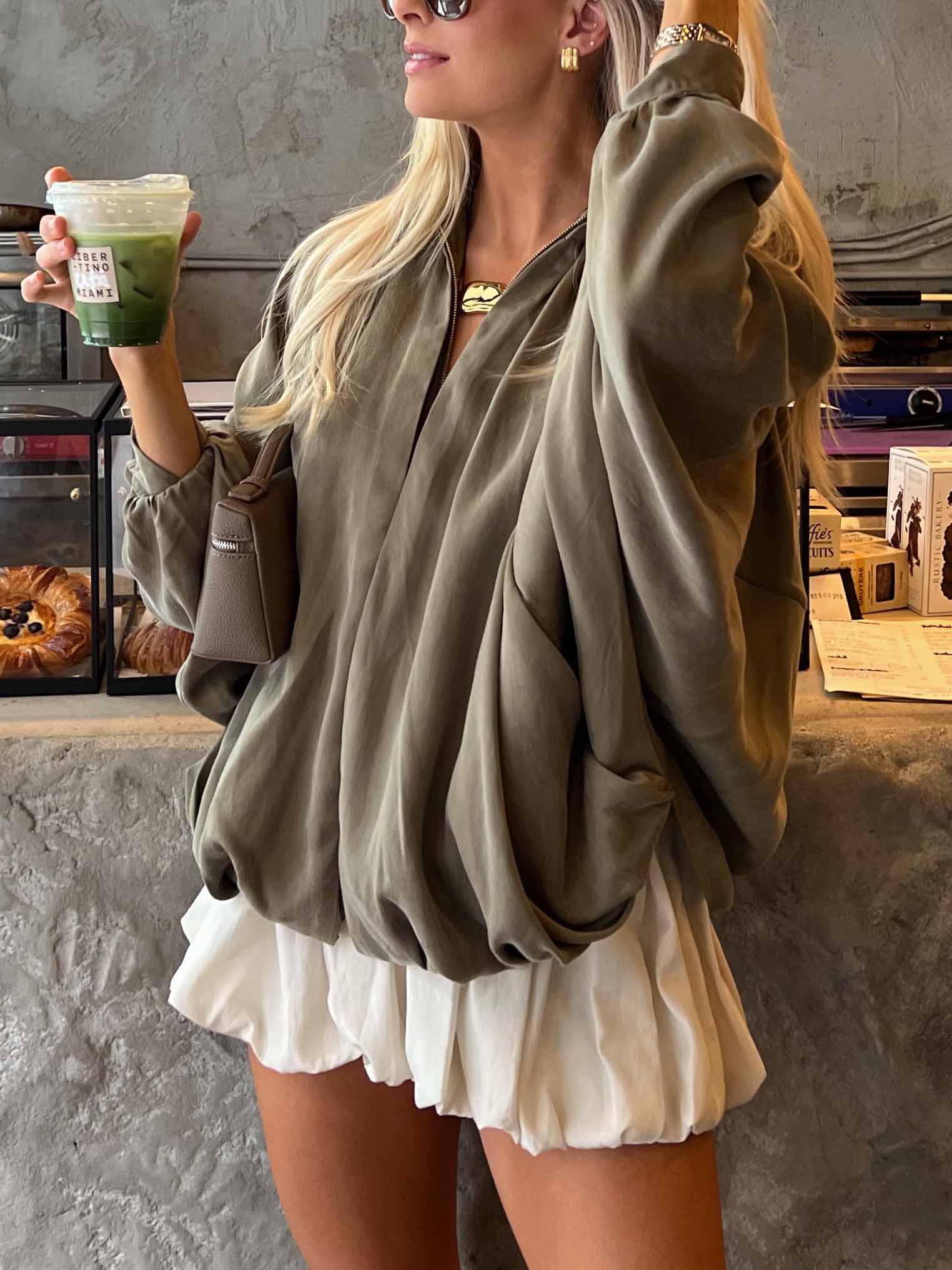 Lässige, locker sitzende, olivgrüne Satinjacke mit Puffärmeln