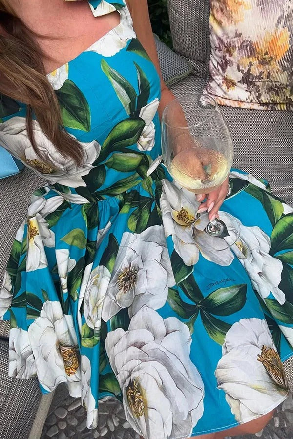 Frisches und romantisches Minikleid mit Blumenmuster, quadratischem Ausschnitt und geknoteten Trägern