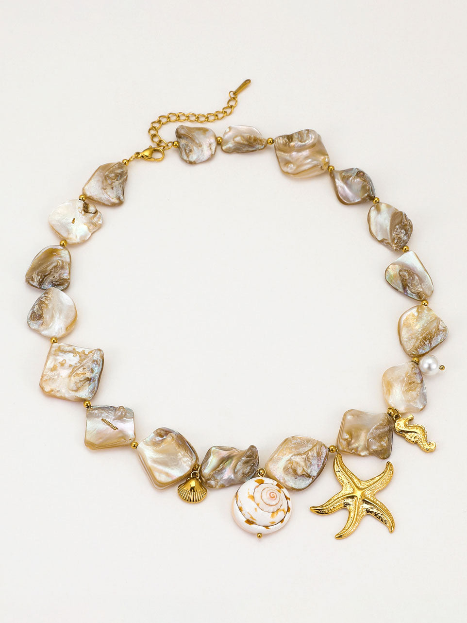 Collier de style vacances en coquillage irrégulier, conque, étoile de mer