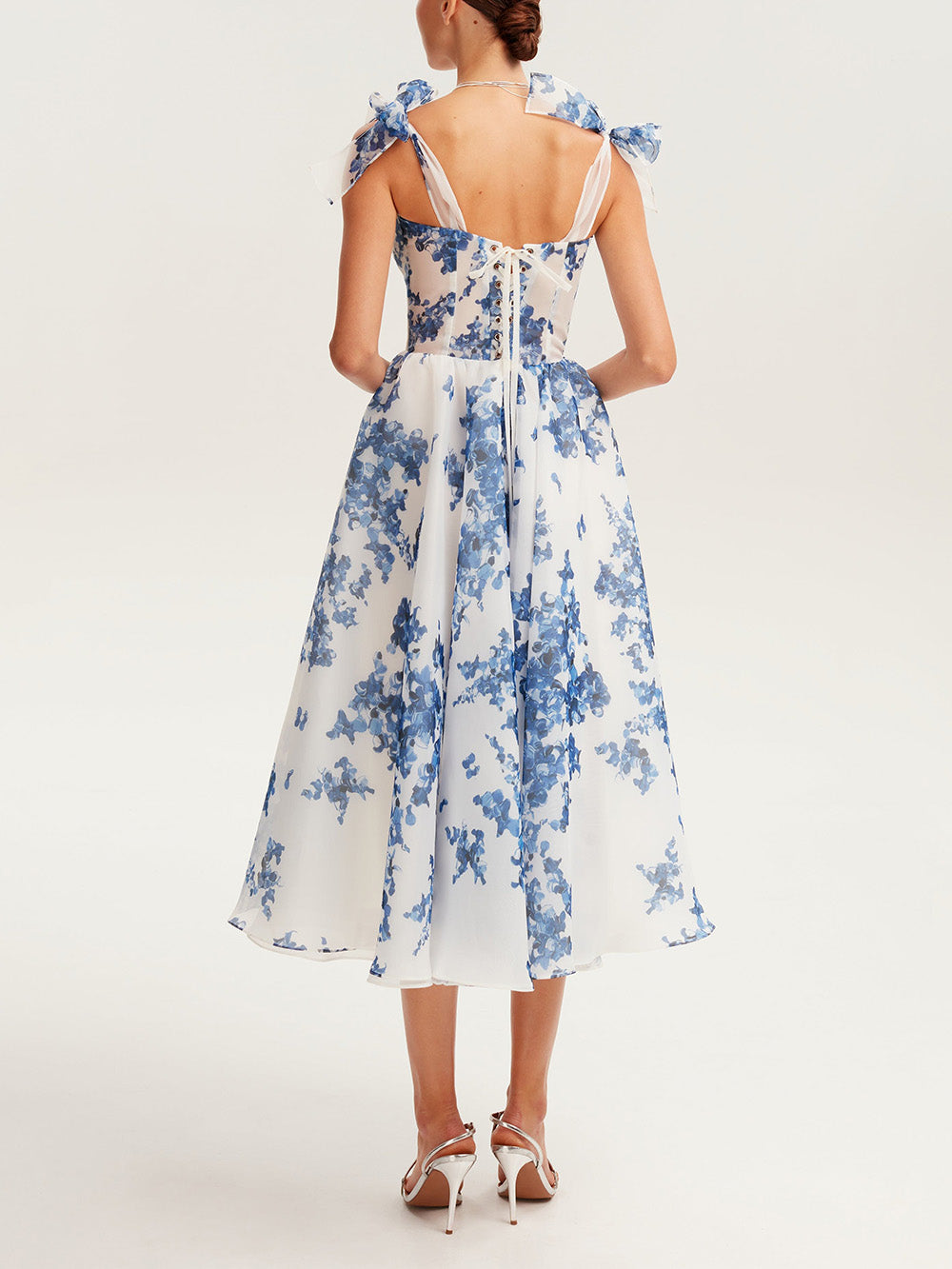 Robe midi à bretelles nouées et à fleurs tendres