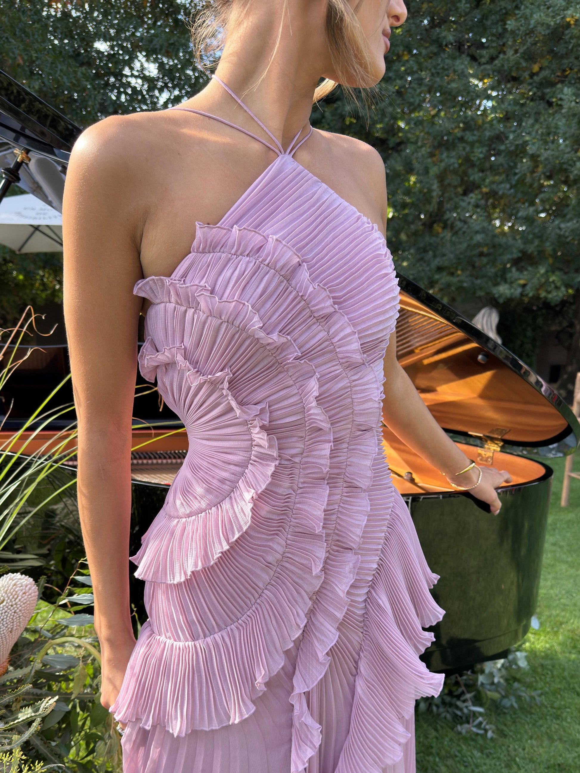 Robe dos nu plissée à col licou