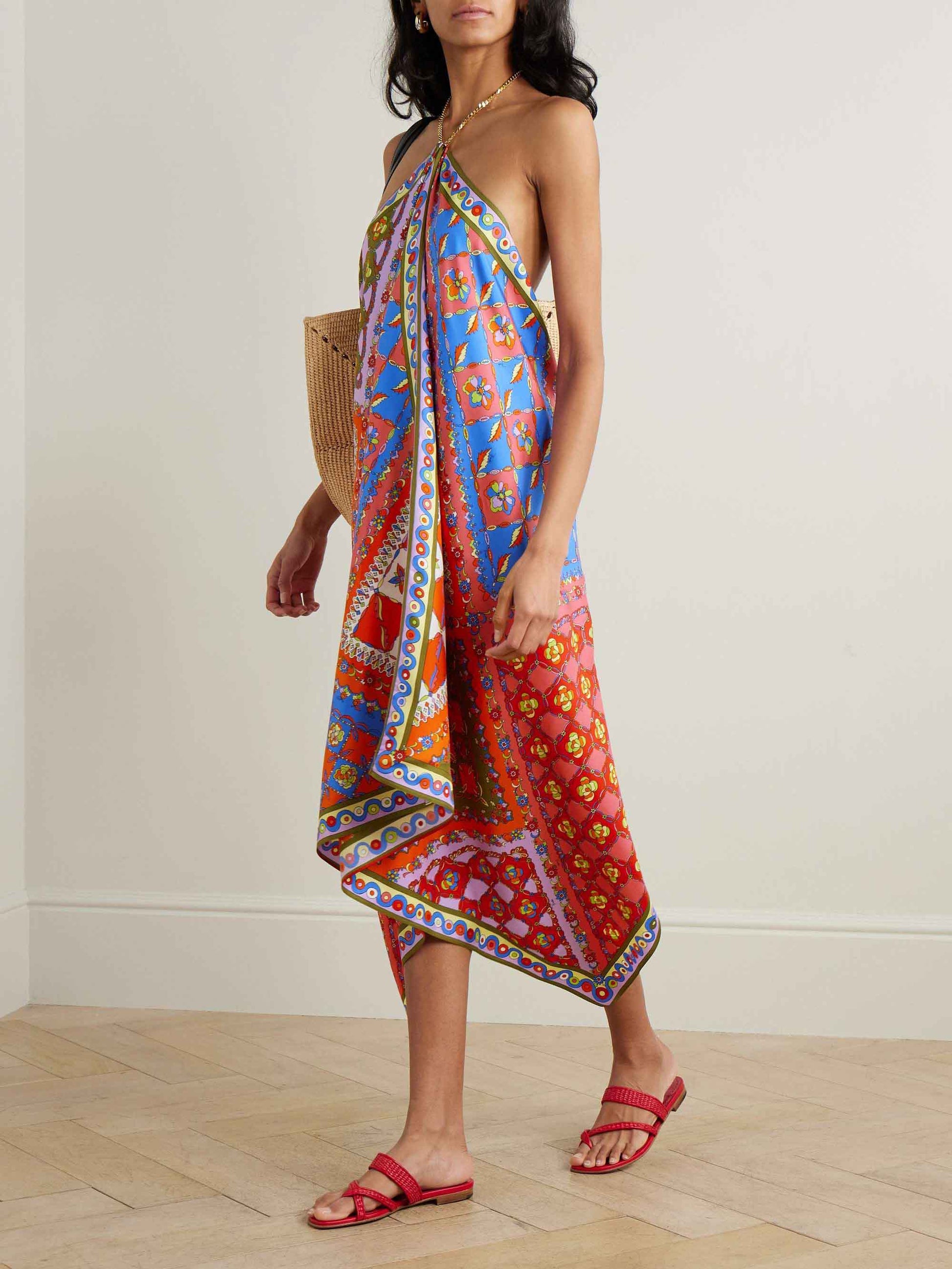 Einzigartiges Midikleid mit asymmetrischem Print und Neckholder