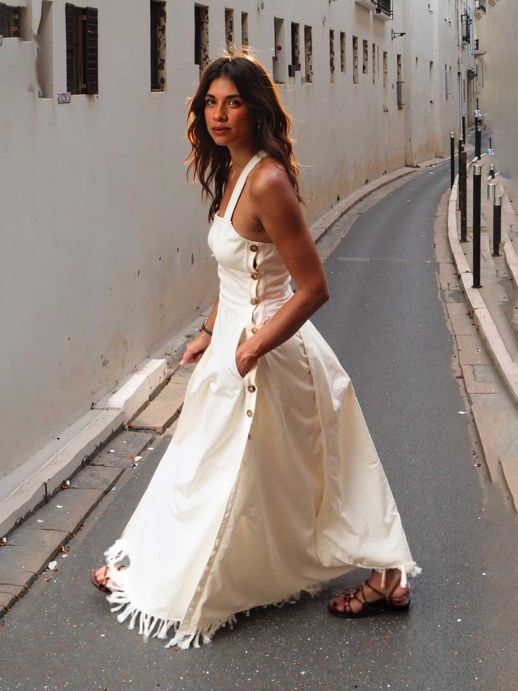 Elegantes, ärmelloses Maxikleid mit quadratischem Ausschnitt und seitlichen Knöpfen