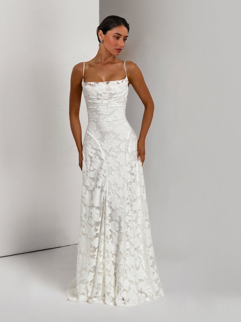 Elegantes Maxikleid mit Spaghettiträgern und Blumenspitze