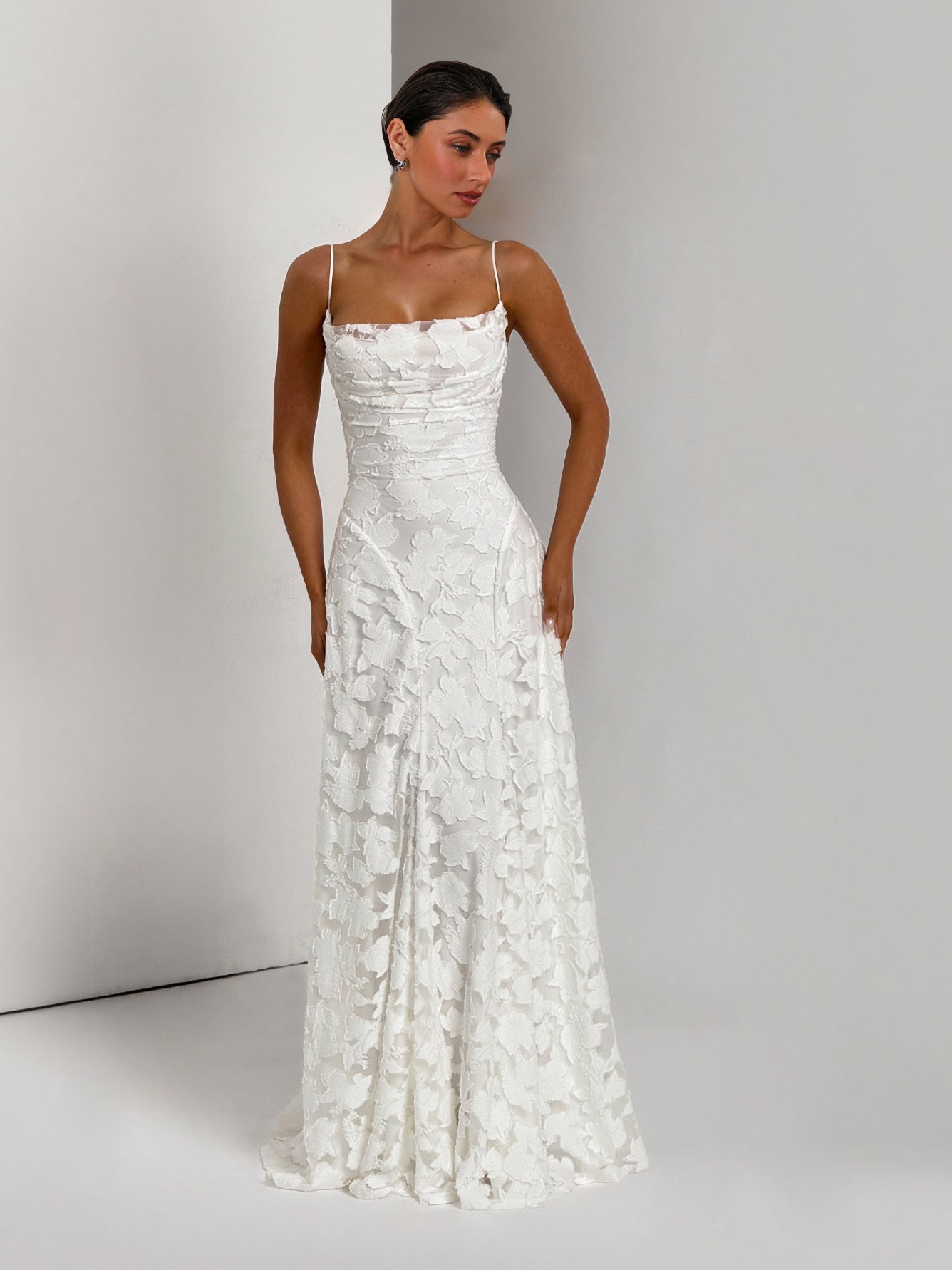 Elegantes Maxikleid mit Spaghettiträgern und Blumenspitze