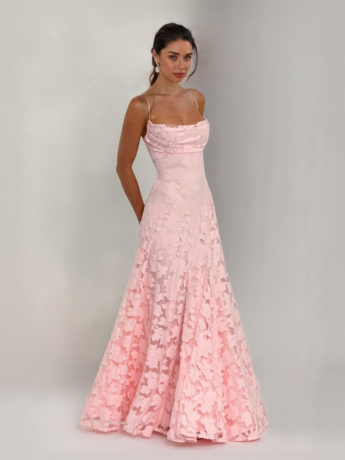 Elegantes Maxikleid mit Spaghettiträgern und Blumenspitze