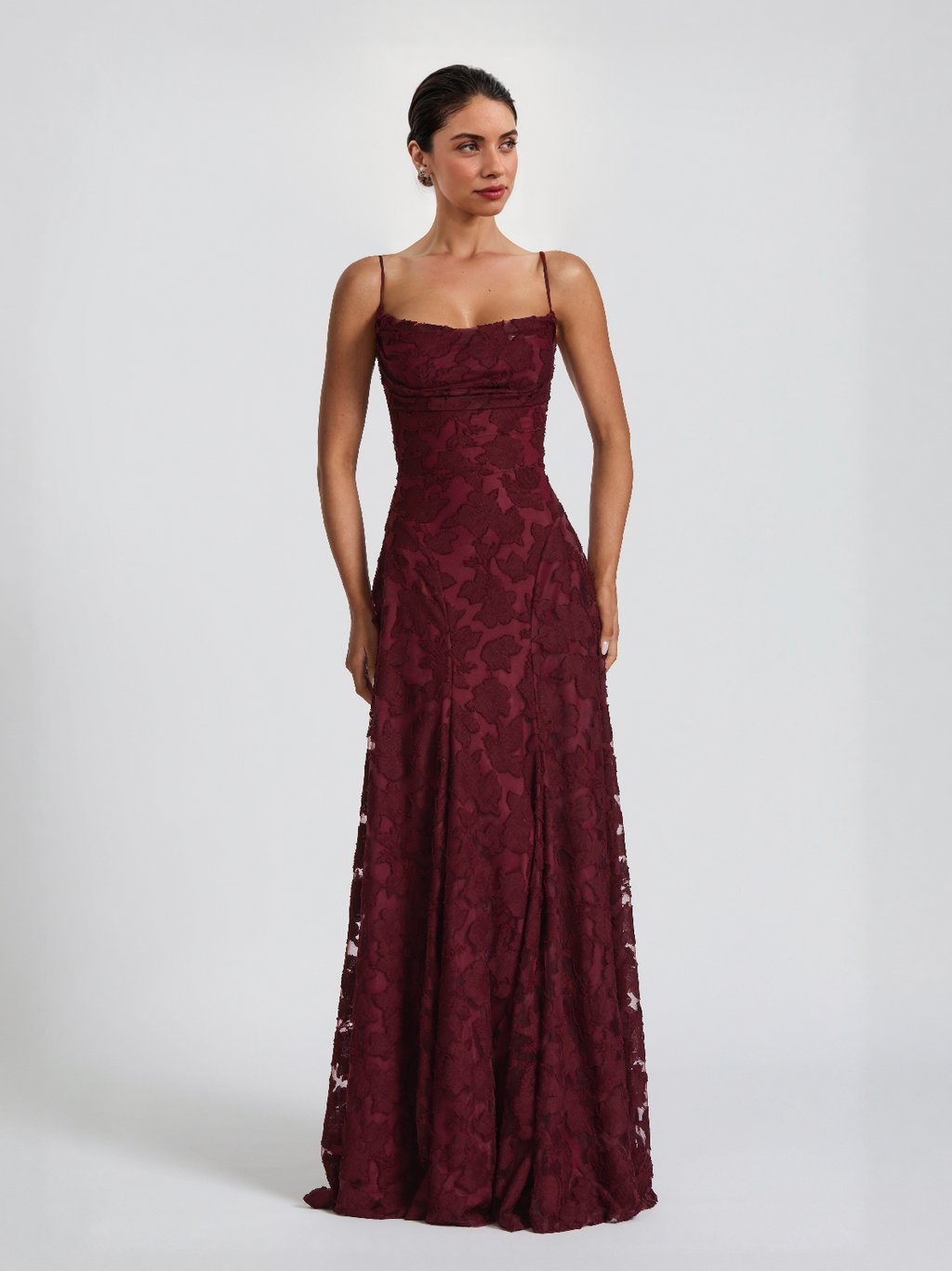 Elegantes Maxikleid mit Spaghettiträgern und Blumenspitze