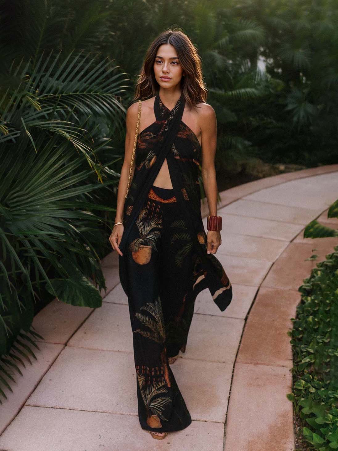 Costume deux pièces en satin à imprimé palmier paulownia et dos ouvert