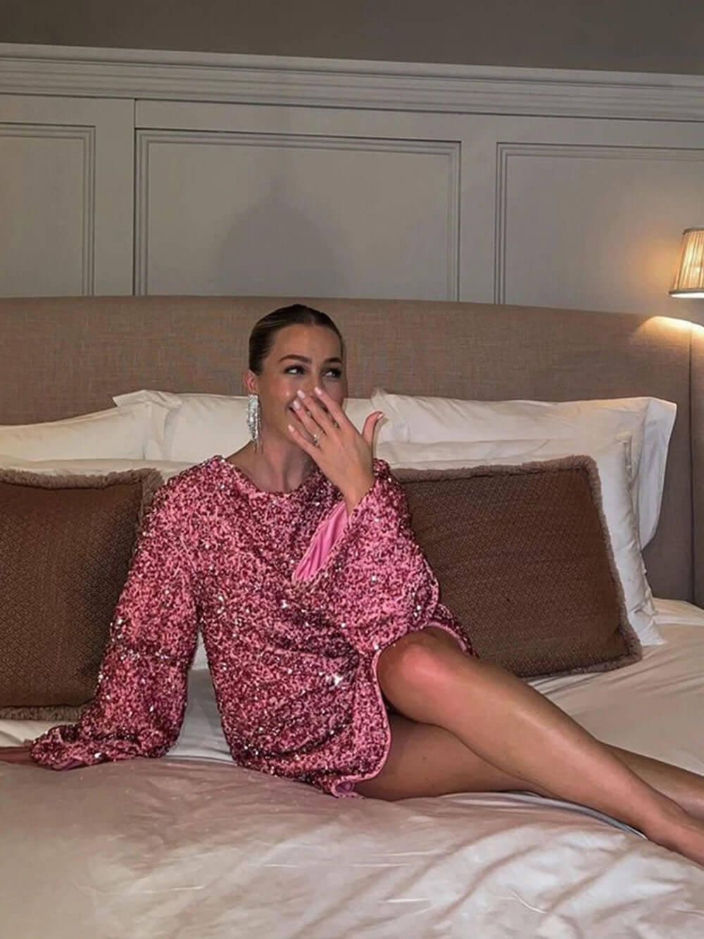 Paillettenbesetztes Kleid mit Bindeband hinten