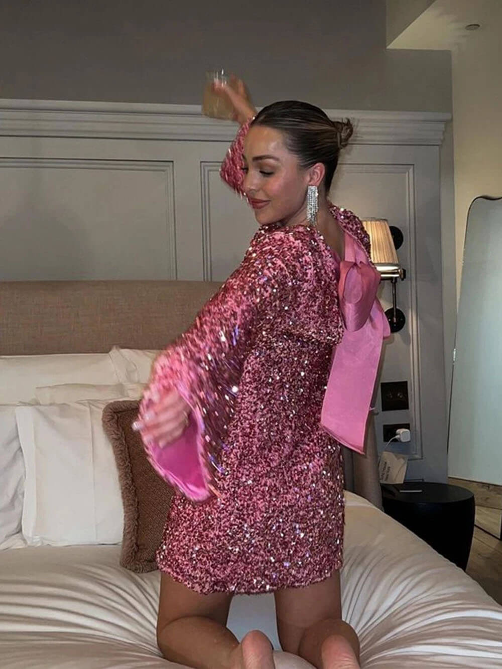 Paillettenbesetztes Kleid mit Bindeband hinten