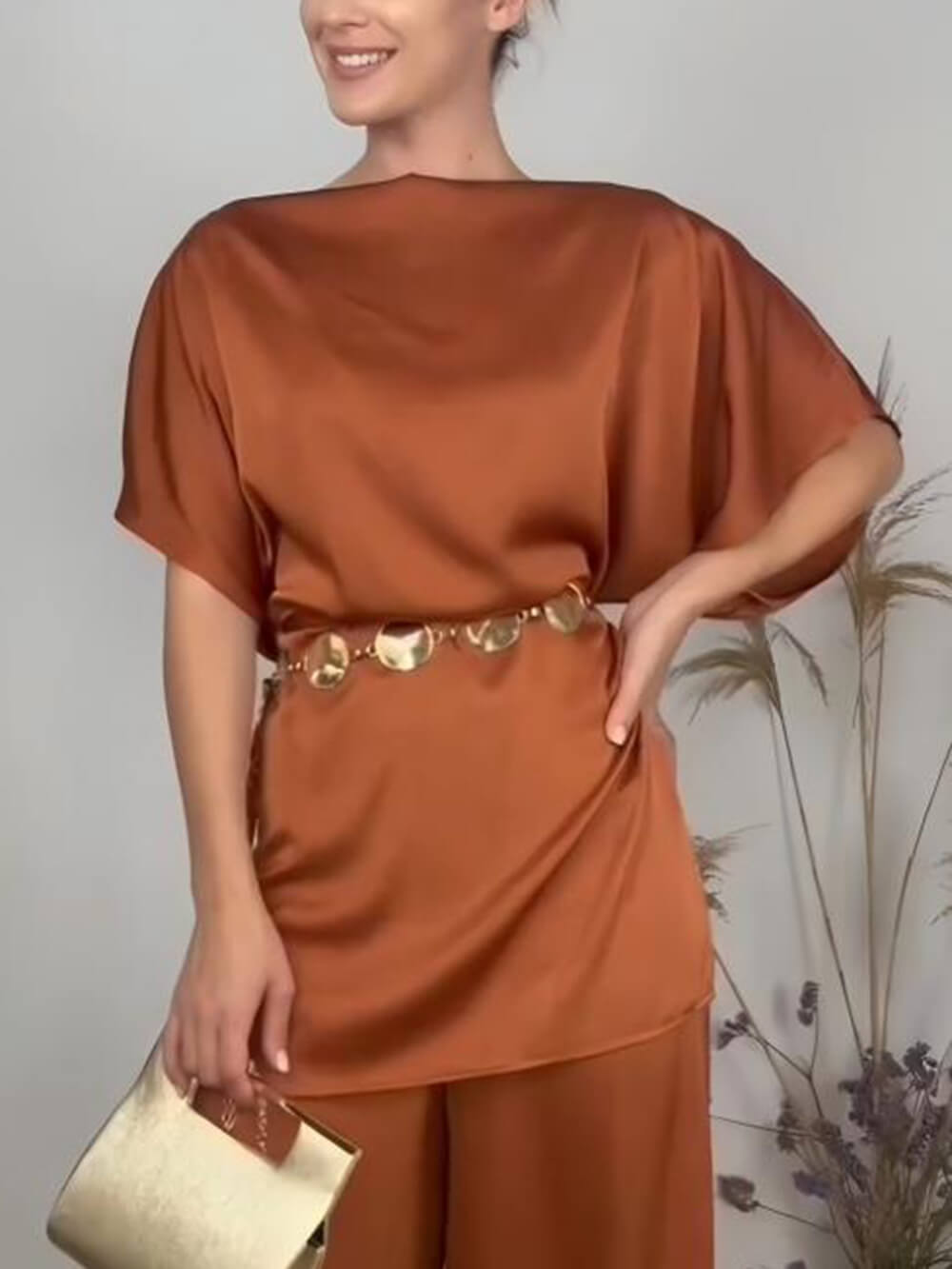 Elegante, hoch taillierte Hose aus plissiertem Satin mit weitem Bein