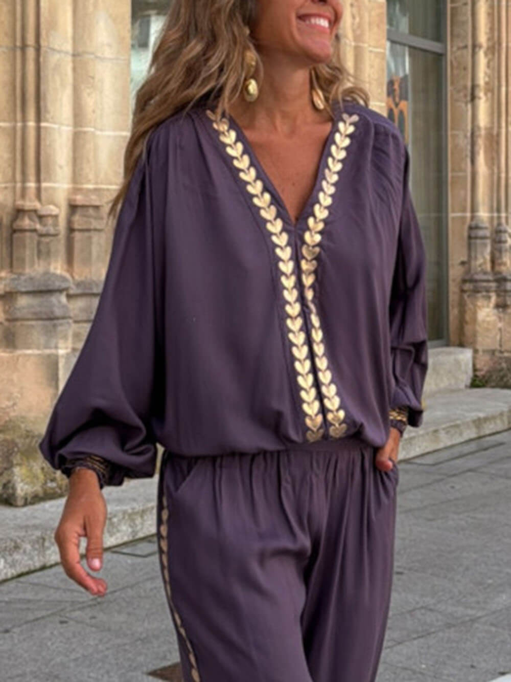 Haut à col en V avec bordure dorée et poignets élastiques, style moderne et unique