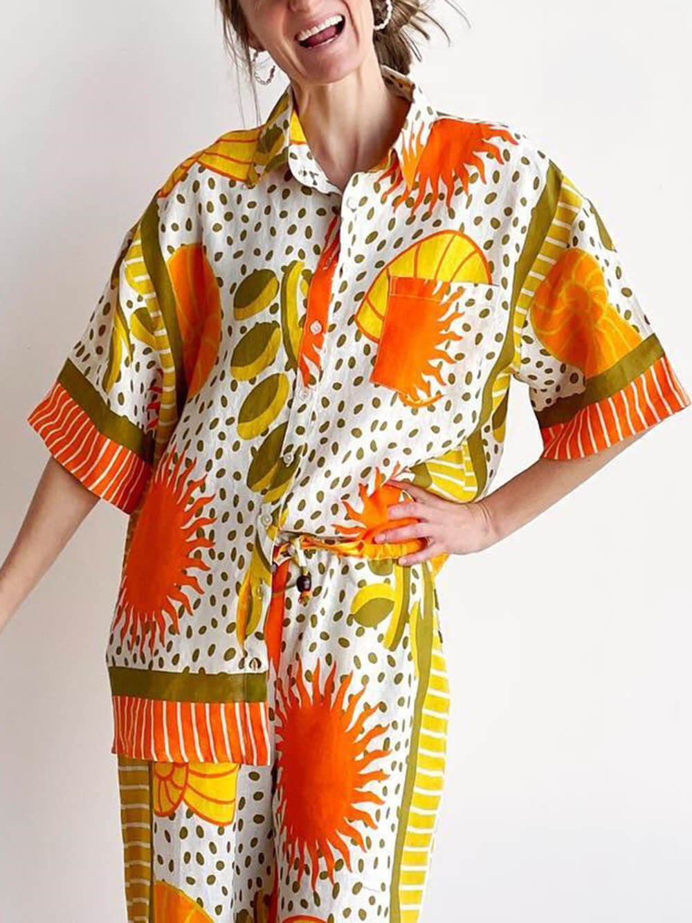 Lässiges, einzigartiges Satin-Sonnendruck-Lose-Button-Down-Übergröße-Hemd