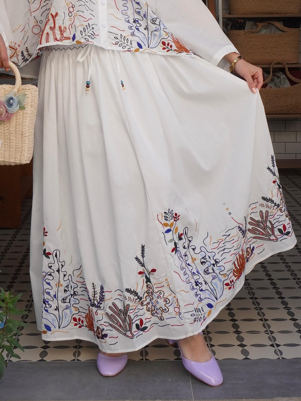 Jupe élégante à taille élastique avec imprimé brodé et lien ample