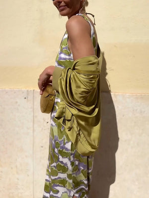 Modisches Maxikleid aus Satin mit Batikmuster und Schlitz