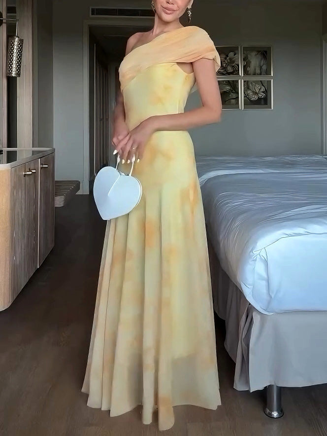 Maxikleid mit Batikmuster und One-Shoulder-Ärmeln aus Netzstoff
