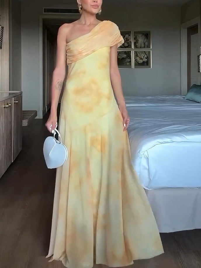Maxikleid mit Batikmuster und One-Shoulder-Ärmeln aus Netzstoff
