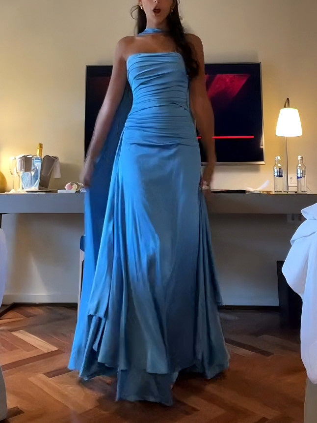 Elegantes, fließendes Party-Maxikleid aus plissiertem Satin