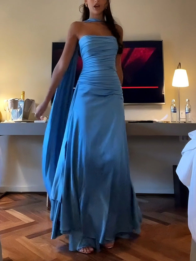 Elegantes, fließendes Party-Maxikleid aus plissiertem Satin