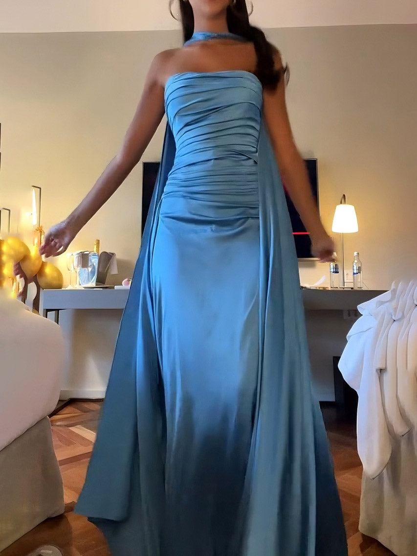 Elegantes, fließendes Party-Maxikleid aus plissiertem Satin