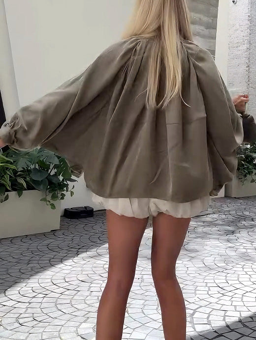 Lässige, locker sitzende, olivgrüne Satinjacke mit Puffärmeln