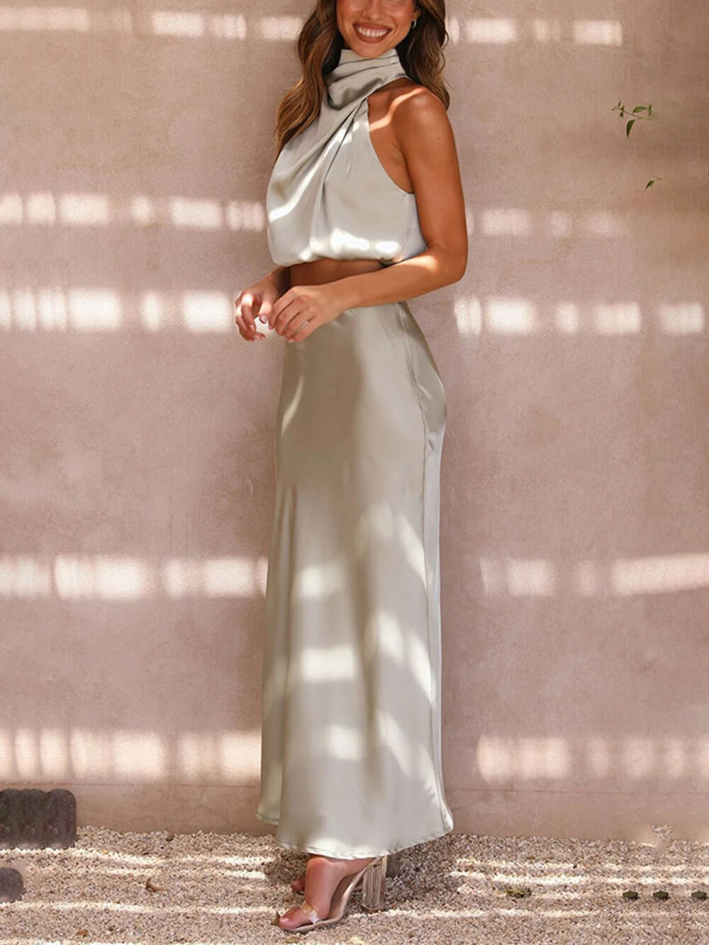 Elegantes, hochgeschlossenes Maxirock-Set aus Satin mit drapiertem Saum von Such A Vibe