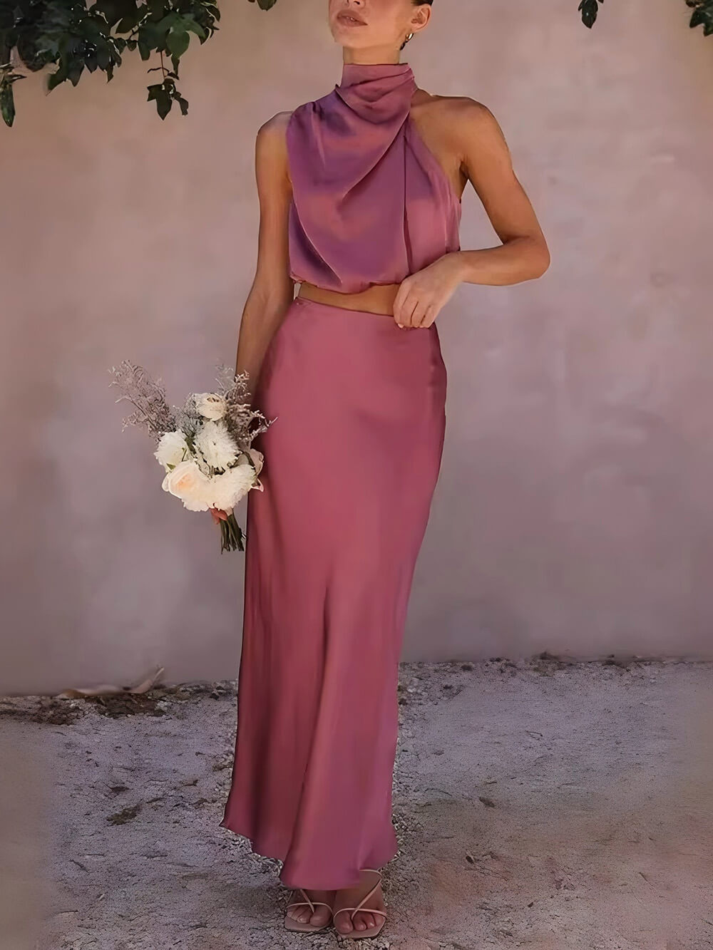 Elegantes, hochgeschlossenes Maxirock-Set aus Satin mit drapiertem Saum von Such A Vibe