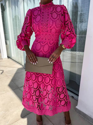 Midikleid aus französischer Spitze mit hohem Halsausschnitt, Puffärmeln und Taillenbetonung