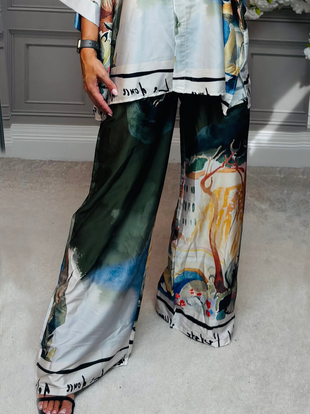 Einzigartige Hose mit weitem Bein und elastischer Taille im Roman-Print aus Satin