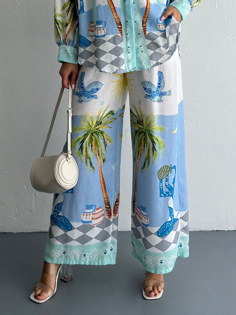 Einzigartige Hose mit weitem Bein und Palmenprint an der Küste