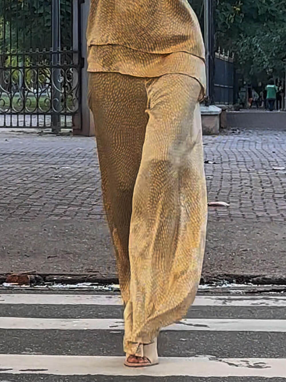 Einzigartige Hose aus fließendem Satin mit künstlerischem Druck und weitem Bein und elastischer Taille