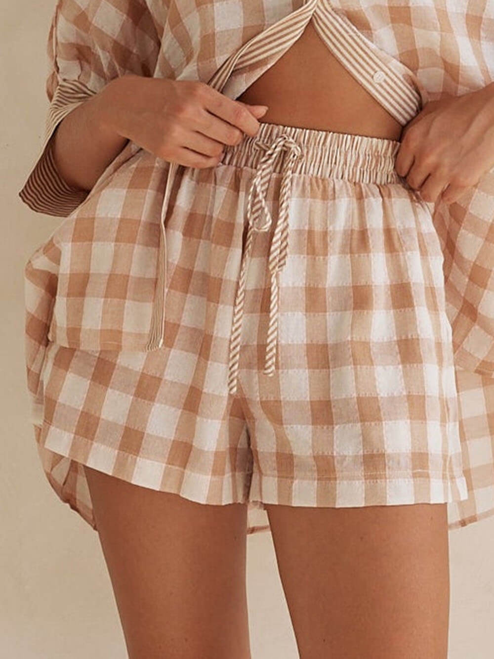 Anspruchsvolle, moderne Shorts mit Karomuster, Kordelzug und elastischem Bund sowie Taschen