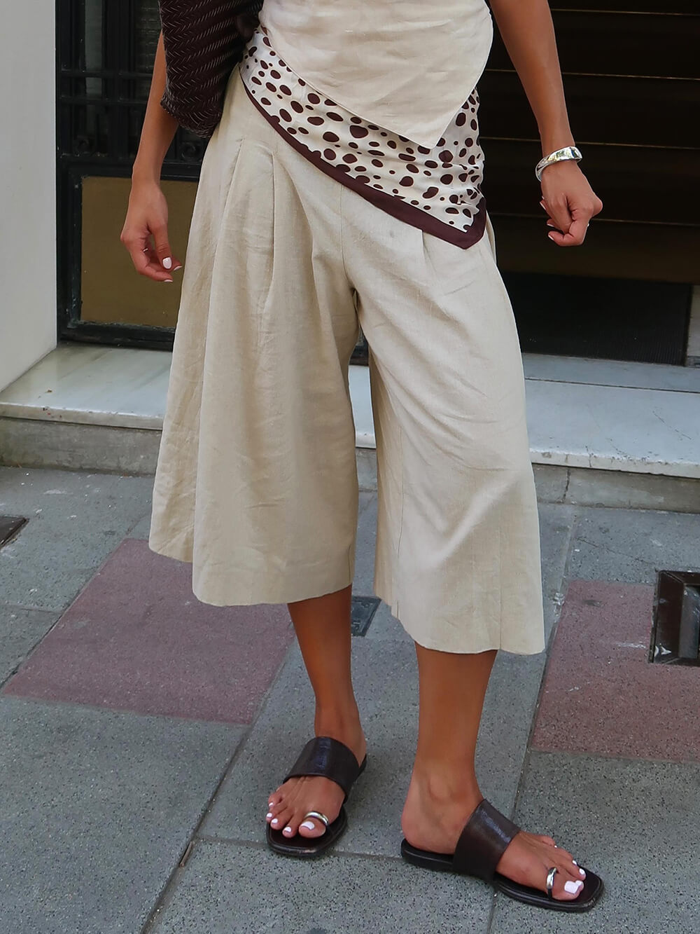 Pantalon court classique à taille haute plissé et poches