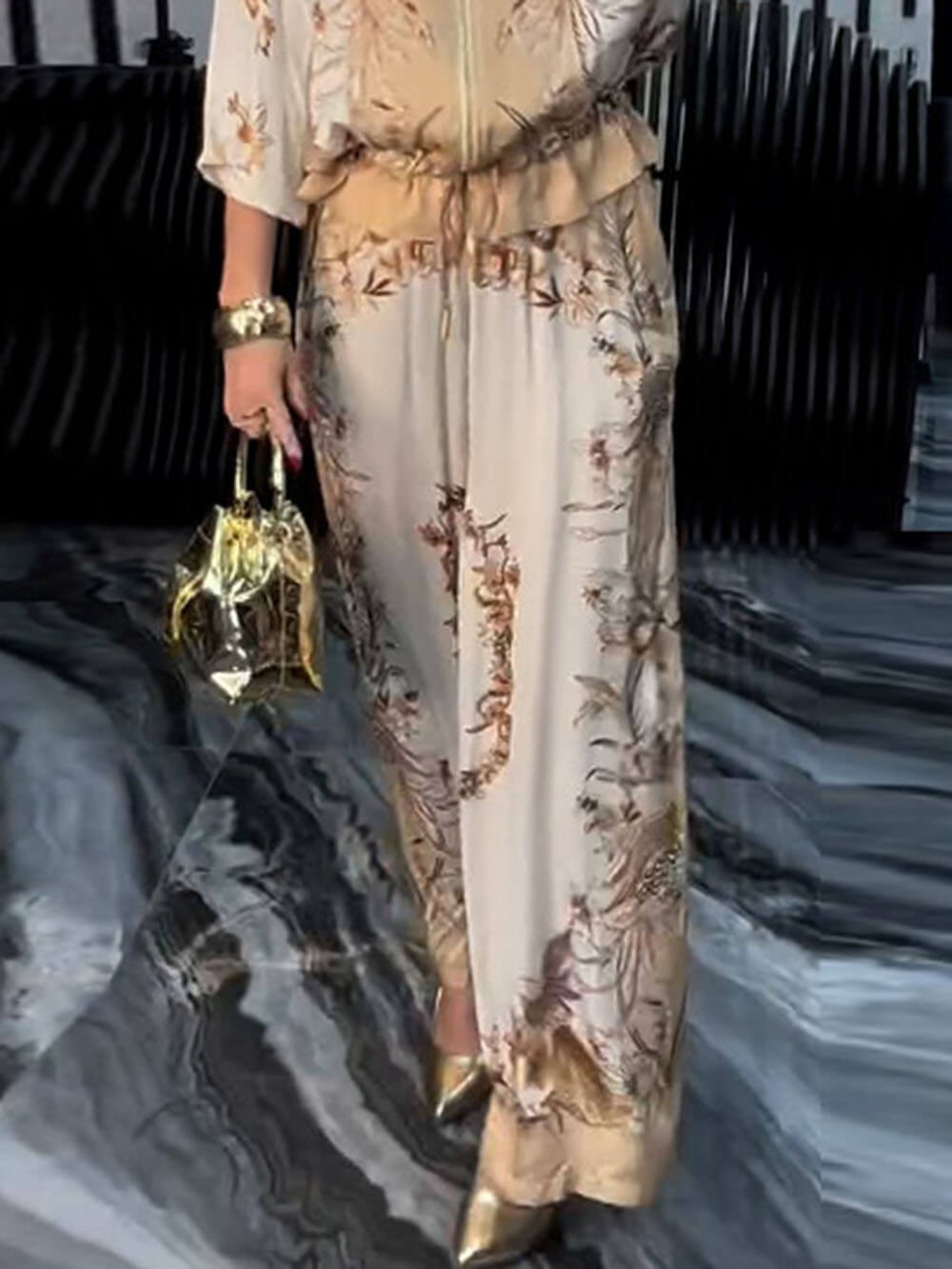 Klassische und stilvolle Hose mit elastischen Taschen und einzigartigem Blumendruck