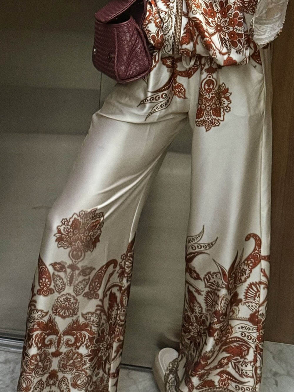 Pantalon large à poches élastiques et imprimé unique en satin au toucher moderne et exquis