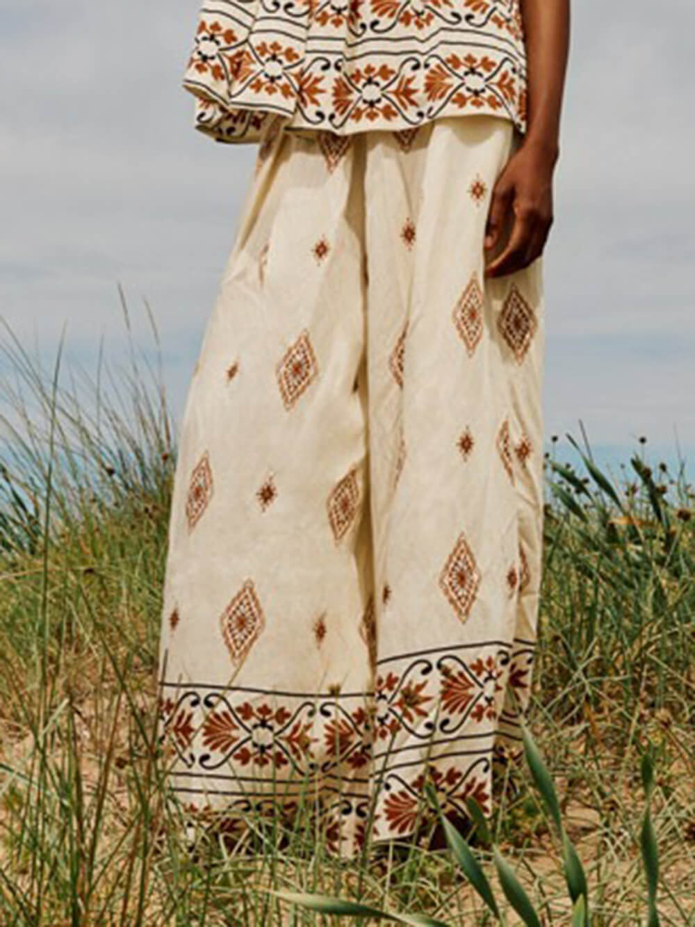 Lockere Hose mit weitem Bein und Retro-Ethno-Print und Taschen