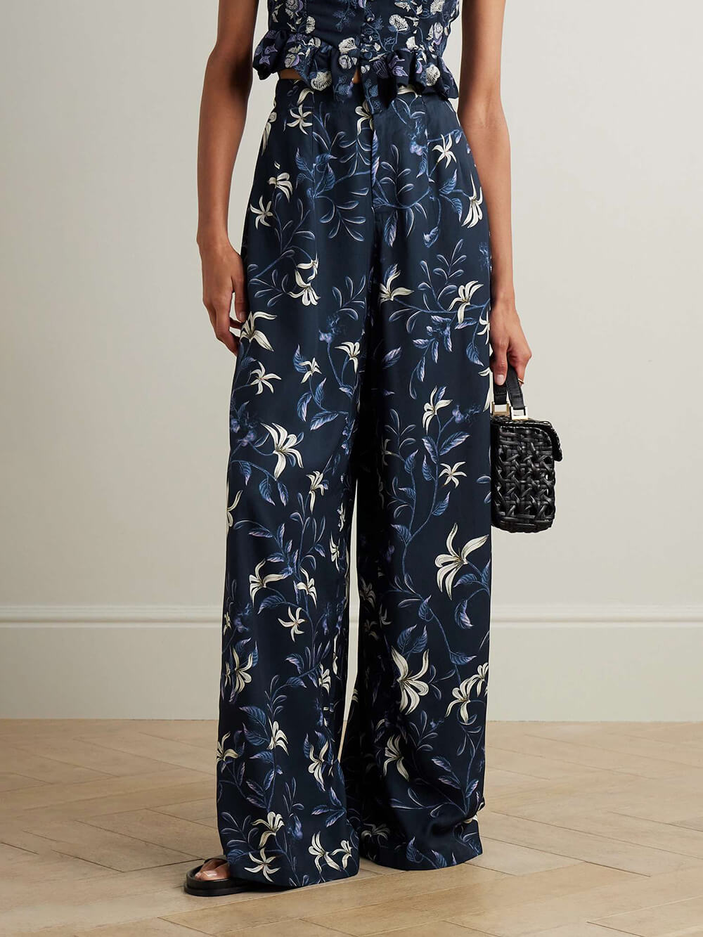 Pantalon large en satin à imprimé floral délicat