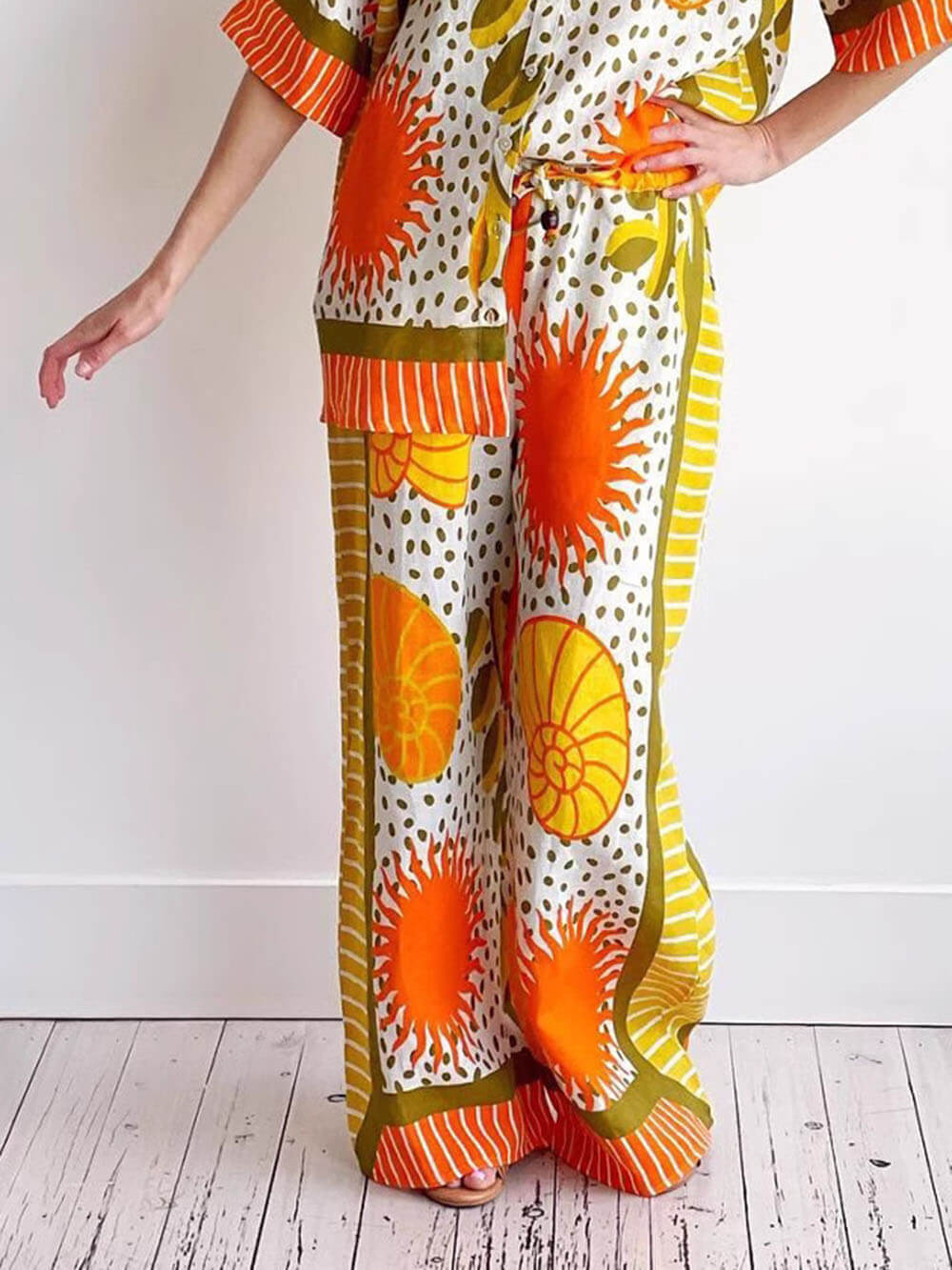 Lässige, einzigartige Hose aus Satin mit Sonnendruck, lockere Hose mit elastischer Taille und Kordelzugtasche und weitem Bein