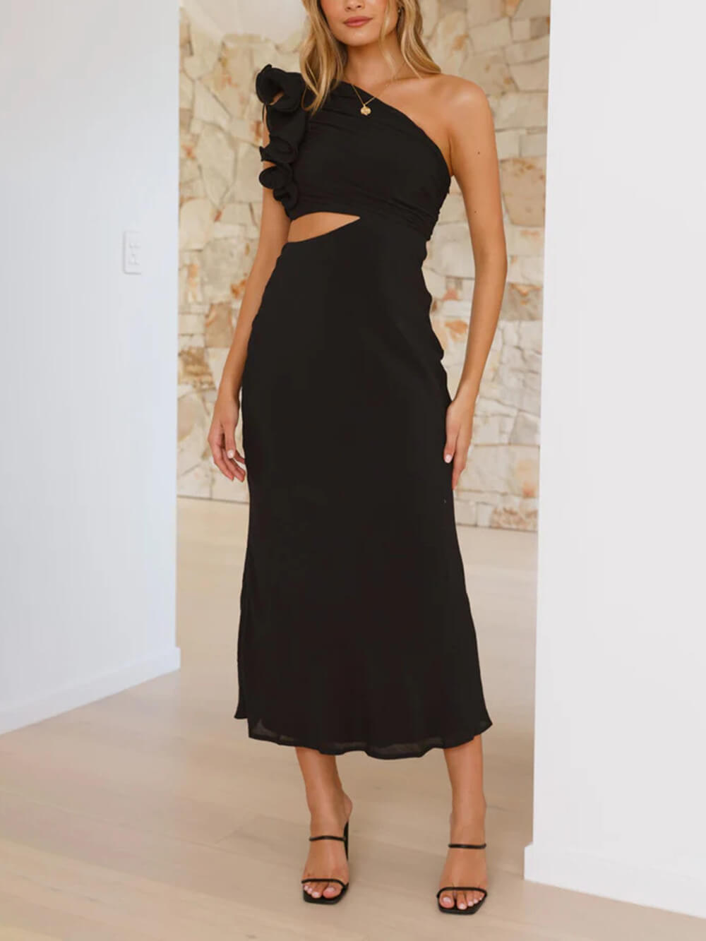 Robe longue plissée à une épaule ajourée et ajustée