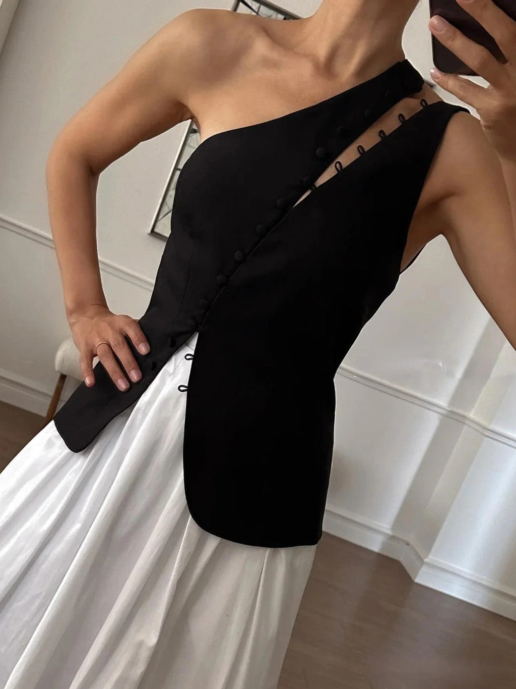 Haut tendance à une épaule avec boutons