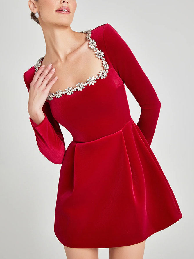 Elegantes Minikleid mit quadratischem Ausschnitt und Kristallverzierung
