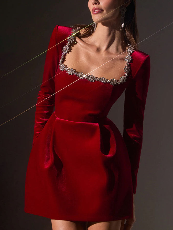 Elegantes Minikleid mit quadratischem Ausschnitt und Kristallverzierung