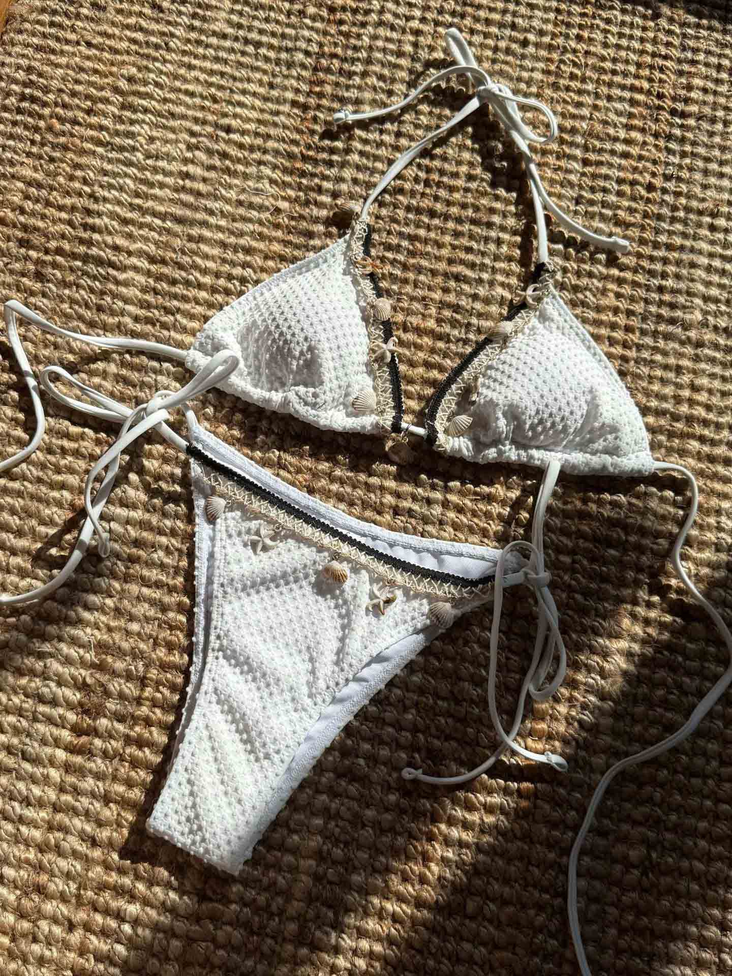 Zweiteiliges sexy Bikini-Set mit Spitzen-Muschel und einfarbiger