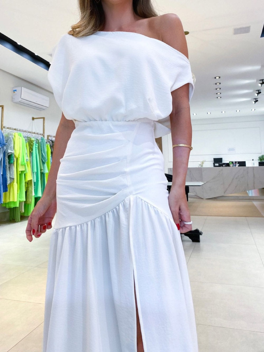 Elegantes bodenlanges Maxikleid mit schrägem Ausschnitt und Schlitz