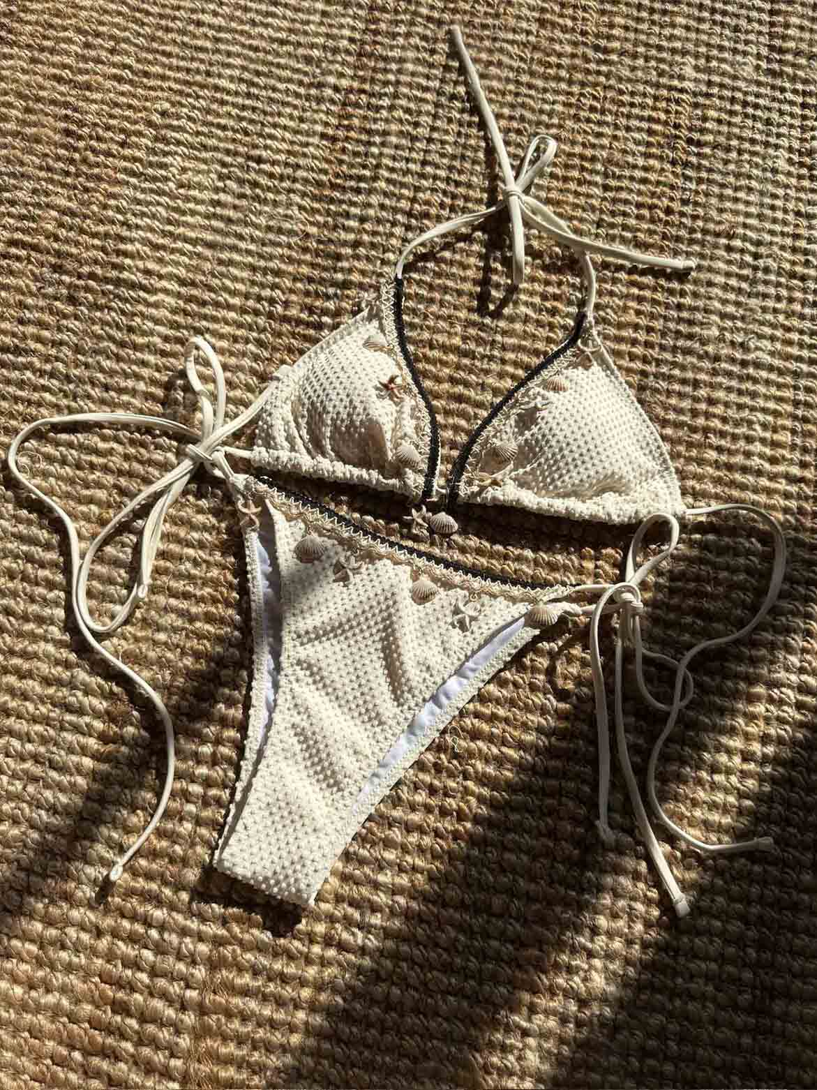 Zweiteiliges sexy Bikini-Set mit Spitzen-Muschel und einfarbiger