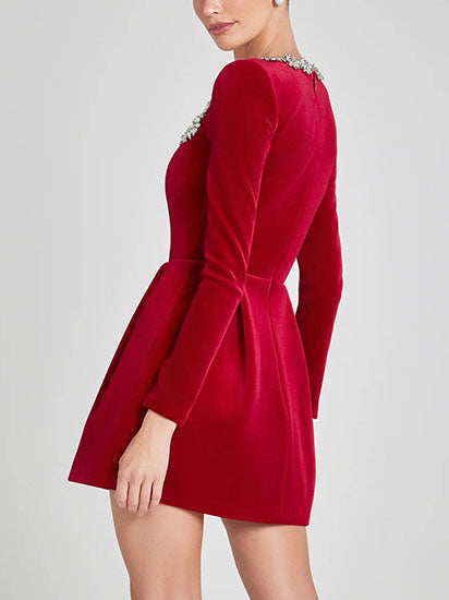 Elegantes Minikleid mit quadratischem Ausschnitt und Kristallverzierung