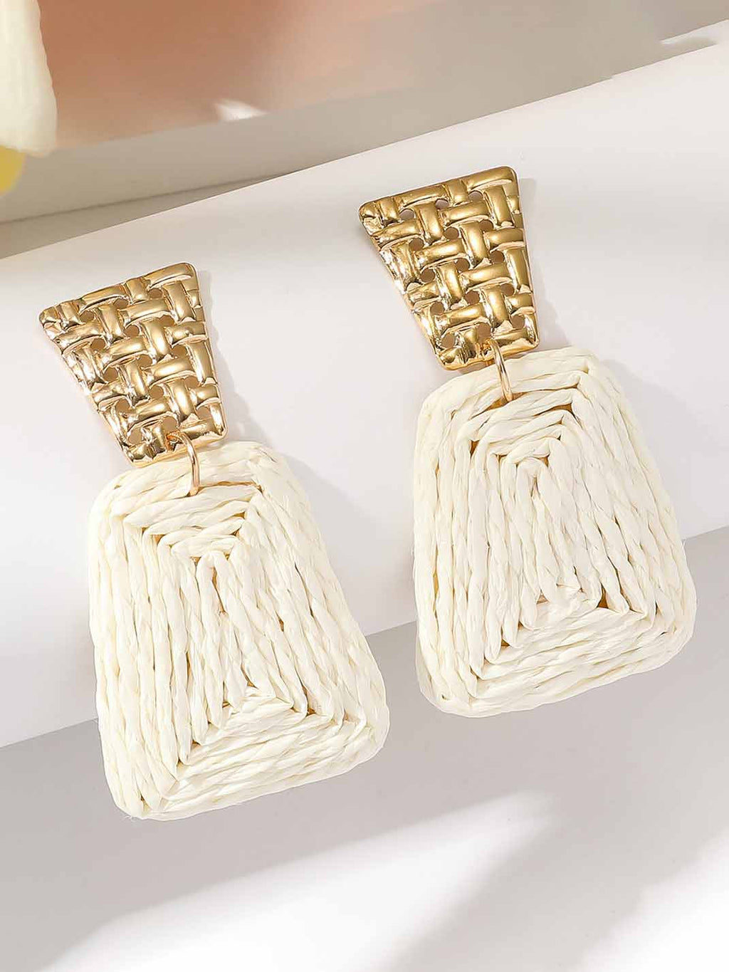 Boucles d'oreilles rétro tressées exagérées