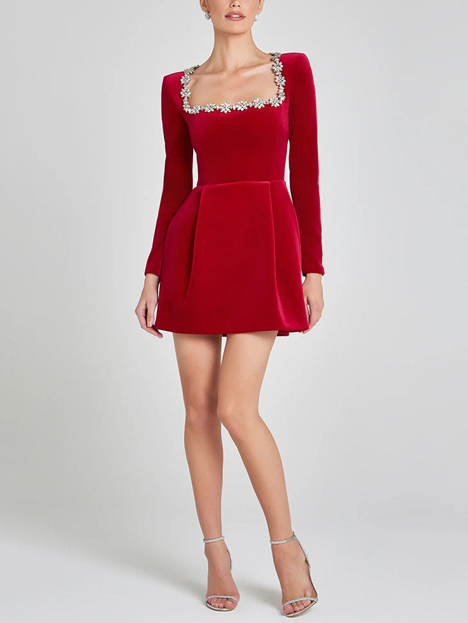 Elegantes Minikleid mit quadratischem Ausschnitt und Kristallverzierung